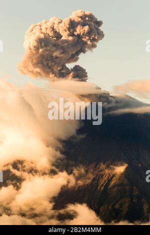 Tungurahua Vulkan Explosion bei Sonnenuntergang Ecuador Südamerika Stockfoto