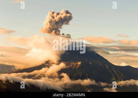 Tungurahua Volcanae Explosion Am Eve Ecuador Südamerika Stockfoto