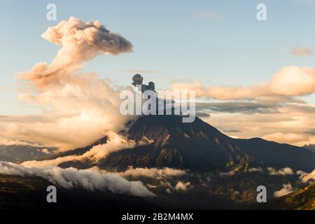 Explosion Der Tungurahua-Eruption Bei Sonnenuntergang Ecuador Südamerika Stockfoto