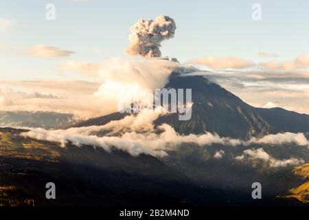 Tungurahua Volcanae Explosion Bei Twilight Ecuador Südamerika Stockfoto