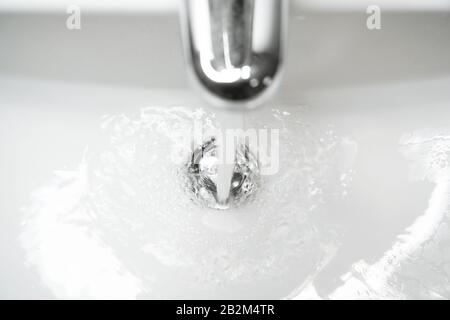 Waschbecken oder Handwaschbecken mit fließendem Wasser Stockfoto