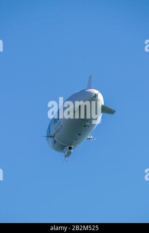 Friedrichshafen, Deutschland - 10. Sept. 2015: Ein Zepelin ist ein nach dem deutschen Graf Ferdinand von Zepelin benannter Starrluftschifftyp Stockfoto