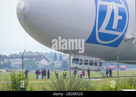 Friedrichshafen, Deutschland - 10. Sept. 2015: Ein Zepelin ist ein nach dem deutschen Graf Ferdinand von Zepelin benannter Starrluftschifftyp Stockfoto