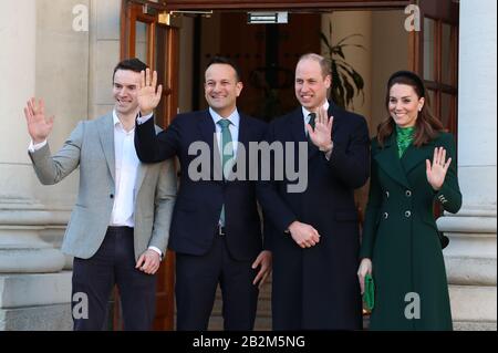 Der Herzog und die Herzogin von Cambridge treffen sich mit Leo Varadkar, Taoiseach aus Irland, und seinem Partner Matt Barrett in den Regierungsgebäuden, Dublin, während ihres dreitägigen Besuchs in der Republik Irland. Stockfoto