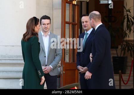 Der Herzog und die Herzogin von Cambridge treffen sich mit Leo Varadkar, Taoiseach aus Irland, und seinem Partner Matt Barrett in den Regierungsgebäuden, Dublin, während ihres dreitägigen Besuchs in der Republik Irland. Stockfoto