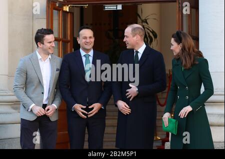 Der Herzog und die Herzogin von Cambridge treffen sich mit Leo Varadkar, Taoiseach aus Irland, und seinem Partner Matt Barrett in den Regierungsgebäuden, Dublin, während ihres dreitägigen Besuchs in der Republik Irland. Stockfoto