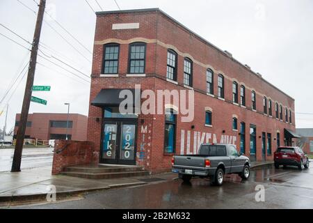 Kampagnenschilder und -Nachrichten werden am Montag, 2. März 2020 in Mike Bloombergs Kampagnenbüro in Knoxville, Tennessee, in Windows platziert. Holly McFaul, Pressevertreter der Kampagne in Tennessee, sagte, dass der Standort zuvor Vandalismusstandort gewesen sei und dass die Kampagne auf die Sicherheit ihrer Arbeiter und Freiwilligen bedacht sei. McFaul verweigerte aufgrund von Sicherheitsbedenken den Zugriff auf Fotos im Außendienst. Stockfoto