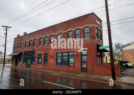 Kampagnenschilder und -Nachrichten werden am Montag, 2. März 2020 in Mike Bloombergs Kampagnenbüro in Knoxville, Tennessee, in Windows platziert. Holly McFaul, Pressevertreter der Kampagne in Tennessee, sagte, dass der Standort zuvor Vandalismusstandort gewesen sei und dass die Kampagne auf die Sicherheit ihrer Arbeiter und Freiwilligen bedacht sei. McFaul verweigerte aufgrund von Sicherheitsbedenken den Zugriff auf Fotos im Außendienst. Stockfoto