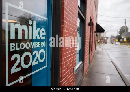 Kampagnenschilder und -Nachrichten werden am Montag, 2. März 2020 in Mike Bloombergs Kampagnenbüro in Knoxville, Tennessee, in Windows platziert. Holly McFaul, Pressevertreter der Kampagne in Tennessee, sagte, dass der Standort zuvor Vandalismusstandort gewesen sei und dass die Kampagne auf die Sicherheit ihrer Arbeiter und Freiwilligen bedacht sei. McFaul verweigerte aufgrund von Sicherheitsbedenken den Zugriff auf Fotos im Außendienst. Stockfoto