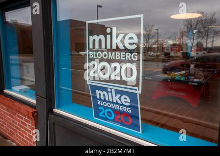 Kampagnenschilder und -Nachrichten werden am Montag, 2. März 2020 in Mike Bloombergs Kampagnenbüro in Knoxville, Tennessee, in Windows platziert. Holly McFaul, Pressevertreter der Kampagne in Tennessee, sagte, dass der Standort zuvor Vandalismusstandort gewesen sei und dass die Kampagne auf die Sicherheit ihrer Arbeiter und Freiwilligen bedacht sei. McFaul verweigerte aufgrund von Sicherheitsbedenken den Zugriff auf Fotos im Außendienst. Stockfoto