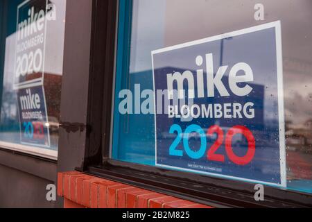 Kampagnenschilder und -Nachrichten werden am Montag, 2. März 2020 in Mike Bloombergs Kampagnenbüro in Knoxville, Tennessee, in Windows platziert. Holly McFaul, Pressevertreter der Kampagne in Tennessee, sagte, dass der Standort zuvor Vandalismusstandort gewesen sei und dass die Kampagne auf die Sicherheit ihrer Arbeiter und Freiwilligen bedacht sei. McFaul verweigerte aufgrund von Sicherheitsbedenken den Zugriff auf Fotos im Außendienst. Stockfoto