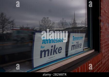 Kampagnenschilder und -Nachrichten werden am Montag, 2. März 2020 in Mike Bloombergs Kampagnenbüro in Knoxville, Tennessee, in Windows platziert. Holly McFaul, Pressevertreter der Kampagne in Tennessee, sagte, dass der Standort zuvor Vandalismusstandort gewesen sei und dass die Kampagne auf die Sicherheit ihrer Arbeiter und Freiwilligen bedacht sei. McFaul verweigerte aufgrund von Sicherheitsbedenken den Zugriff auf Fotos im Außendienst. Stockfoto