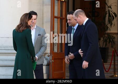 Der Herzog und die Herzogin von Cambridge treffen sich mit Leo Varadkar, Taoiseach aus Irland, und seinem Partner Matt Barrett in den Regierungsgebäuden, Dublin, während ihres dreitägigen Besuchs in der Republik Irland. PA Foto. Bilddatum: Dienstag, 3. März 2020. Siehe PA Story ROYAL Cambridge. Der Lichtbildkredit sollte lauten: Liam McBurney/PA Wire Stockfoto