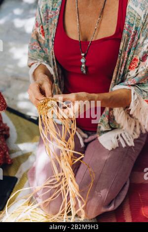 Weiblicher Webkorb in der Handwerkerwerkstatt. Hände, die das Handwerk halten, Nahaufnahme. Stockfoto