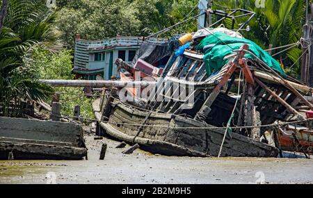 Das Schiff im Schlamm an der Küste zu ruinieren. Die zerstörten Schiff liegt im Bett von einem trockenen Fluss. Stockfoto