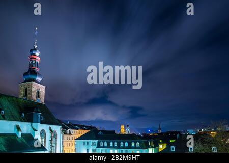 Deutschland, Zauberhafter Nachthimmel über Dächern und Skyline der saarbrücker Stadt bei der schlosskirche bei Nacht mit Blick auf die ludwigskirche Stockfoto