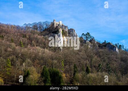 Deutschland, Uralte Steinruine von Schloss Hohengerhausen auf weißem Felsen der naturlandschaft schwäbischer jura bei blaubeuren an sonnigen Tagen im Frühling Stockfoto