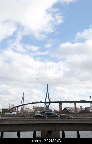 Hamburg, Deutschland. Februar 2020. Die Koehlbrandbrücke in Hamburg im Vordergrund die Autobahn A 7, Hamburg Waltershof 17. Februar 2020. Weltweite Nutzung Credit: Dpa / Alamy Live News Stockfoto