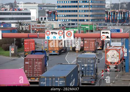 Hamburg, Deutschland. Februar 2020. LKWs mit Containern am Eingang zu Burchardkai im Waltershof-Hafen, Hamburg Waltershof 17. Februar 2020. Weltweite Nutzung Credit: Dpa / Alamy Live News Stockfoto