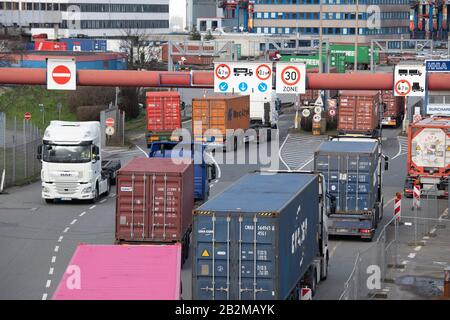 Hamburg, Deutschland. Februar 2020. LKW mit Containern am Eingang zu Burchardkai im Hafen von Waltershof, Hamburg Waltershof, 17. Februar 2020. Weltweite Nutzung Credit: Dpa / Alamy Live News Stockfoto