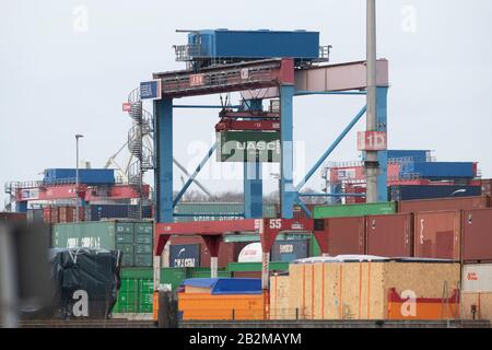 Hamburg, Deutschland. Februar 2020. Containerbrücken und Containerkräne am Terminal Burchardkai, Container, Fracht, Hamburg Waltershof 17.02.2020. Weltweite Nutzung Credit: Dpa / Alamy Live News Stockfoto