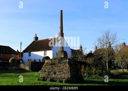 Blick über Binham Market Cross, Binham Village, North Norfolk, England, Großbritannien Stockfoto