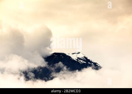 Diskrete Sicht Auf Den Tungurahua Vulkan Auf Durch Die Wolken Stockfoto