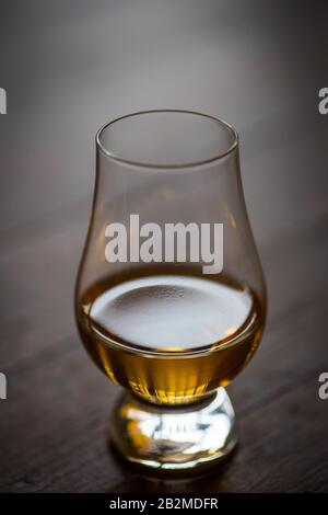 Nahaufnahme eines Glencairn whisky Glas. Stockfoto