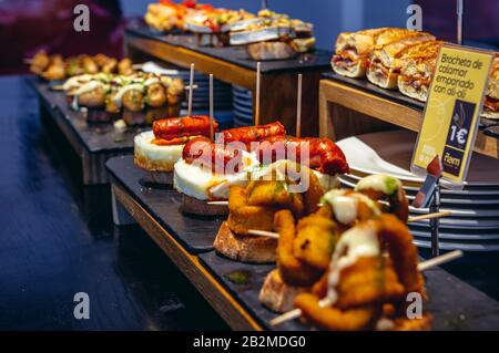 Pinchos in der Tapas-Bar in der Küstenstadt San Sebastian im Autonomen Baskenland, Spanien Stockfoto