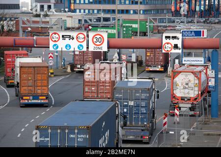 Hamburg, Deutschland. Februar 2020. LKW mit Containern am Eingang zu Burchardkai im Hafen von Waltershof, Hamburg Waltershof, 17. Februar 2020. Weltweite Nutzung Credit: Dpa / Alamy Live News Stockfoto