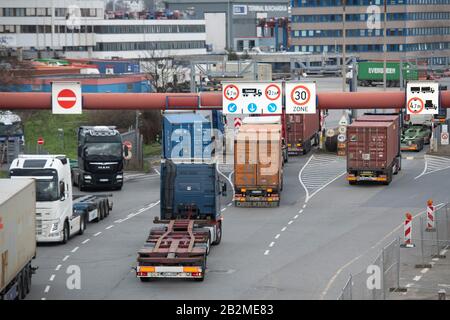 Hamburg, Deutschland. Februar 2020. LKW mit Containern am Eingang zu Burchardkai im Hafen von Waltershof, Hamburg Waltershof, 17. Februar 2020. Weltweite Nutzung Credit: Dpa / Alamy Live News Stockfoto