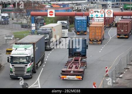 Hamburg, Deutschland. Februar 2020. LKW mit Containern am Eingang zu Burchardkai im Hafen von Waltershof, Hamburg Waltershof, 17. Februar 2020. Weltweite Nutzung Credit: Dpa / Alamy Live News Stockfoto