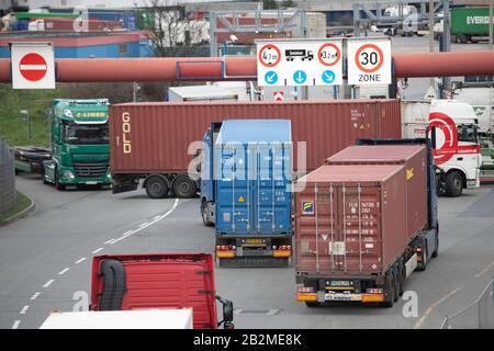 Hamburg, Deutschland. Februar 2020. LKW mit Containern am Eingang zu Burchardkai im Hafen von Waltershof, Hamburg Waltershof, 17. Februar 2020. Weltweite Nutzung Credit: Dpa / Alamy Live News Stockfoto