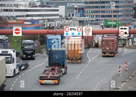 Hamburg, Deutschland. Februar 2020. LKW mit Containern am Eingang zu Burchardkai im Hafen von Waltershof, Hamburg Waltershof, 17. Februar 2020. Weltweite Nutzung Credit: Dpa / Alamy Live News Stockfoto