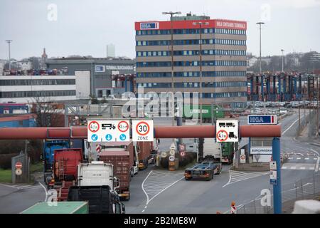 Hamburg, Deutschland. Februar 2020. LKW mit Containern am Eingang zu Burchardkai im Hafen von Waltershof, Hamburg Waltershof, 17. Februar 2020. Weltweite Nutzung Credit: Dpa / Alamy Live News Stockfoto