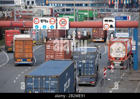 Hamburg, Deutschland. Februar 2020. LKW mit Containern am Eingang zu Burchardkai im Hafen von Waltershof, Hamburg Waltershof, 17. Februar 2020. Weltweite Nutzung Credit: Dpa / Alamy Live News Stockfoto