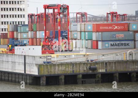 Hamburg, Deutschland. Februar 2020. Containerbrücken und Containerkräne am Terminal Burchardkai, Container, Fracht, Hamburg Waltershof 17.02.2020. Weltweite Nutzung Credit: Dpa / Alamy Live News Stockfoto