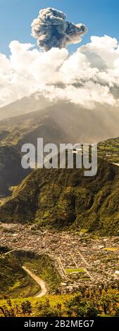 Vertorama über die Stadt Banos De Agua Santa beliebte touristische Destination in Ecuador Südamerika Stockfoto