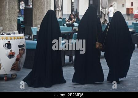 Muslimische Frauen tragen schwarze Burka. Souq Waqif, Doha, Katar Stockfoto