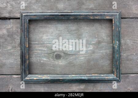 Leerer Vintage-Bilderrahmen auf schäbigen Holzhintergrund. Kopierbereich Stockfoto