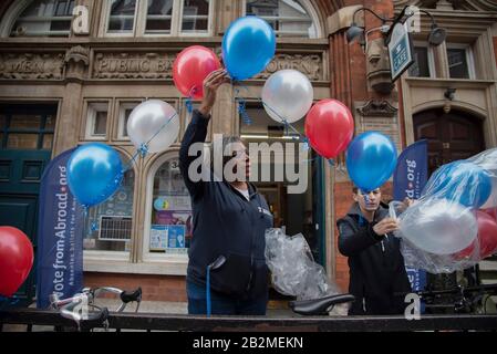 London, Großbritannien. März 2020. Amerikanische Demokratiewähler bei den so genannten demokratischen Vorwahlen "Super Tuesday" zur Präsidentschaftswahl 2020 in London, Großbritannien am 3. März 2020. (Foto von Claire Doherty/Sipa USA) Credit: SIPA USA/Alamy Live News Stockfoto