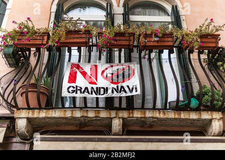 "No Grandi Navi"-Banner hängt von den Fenstern. Einheimische protestieren gegen die vielen Kreuzfahrtschiffe in Venedig, Italien. Stockfoto