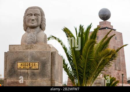 Statue des französischen Astronomen Verguin Äquator Denkmal im Hintergrund Quito Ecuador Stockfoto
