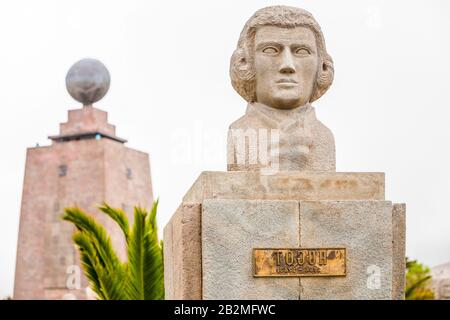 Statue des französischen Astronomen Hugot Äquator Denkmal im Hintergrund Quito Ecuador Stockfoto
