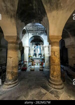 Krypta der römischen Kirche Saint-Austremoine d'Issoire, Issoire, Puy de Dome, Auvergne, Frankreich, Europa Stockfoto