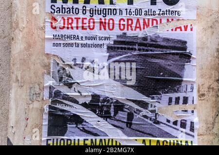 "No Grandi Navi"-Banner hängt von den Fenstern. Einheimische protestieren gegen die vielen Kreuzfahrtschiffe in Venedig, Italien. Stockfoto