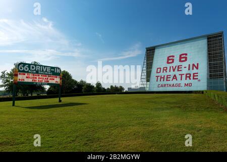 Carthage, Missouri, USA - 6. Juli 2014: Die Plakatwand der 66 Drive-In entlang der historischen Route 66 in der Stadt Carthage im US-Bundesstaat Missouri Stockfoto