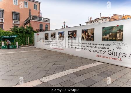 "No Grandi Navi"-Einheimische protestieren gegen die vielen Kreuzfahrtschiffe, die in Venedig, Italien, anlaufen. Stockfoto