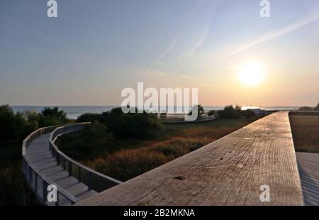 Estland reist in wilder Natur Sonnenuntergang Strand Holzsteg zur Ostseeküste Natur Stockfoto