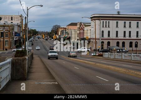 Broad Street, Selma Alabama, von der Edmund-Pettus-Brücke. National Park Service Interpretive Center auf der rechten Seite. Stockfoto